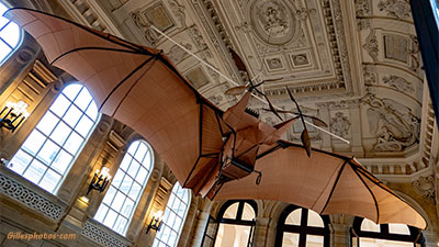 Avion III, de Clément Ader, 1897, exposé dans l'escalier d'honneur du musée des arts et métiers.