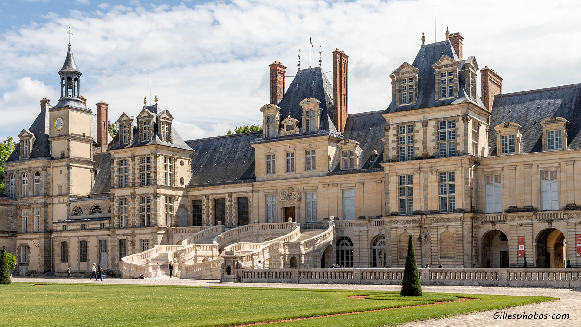File:PA00086975 - Château de Fontainebleau vu du Jardin.jpg