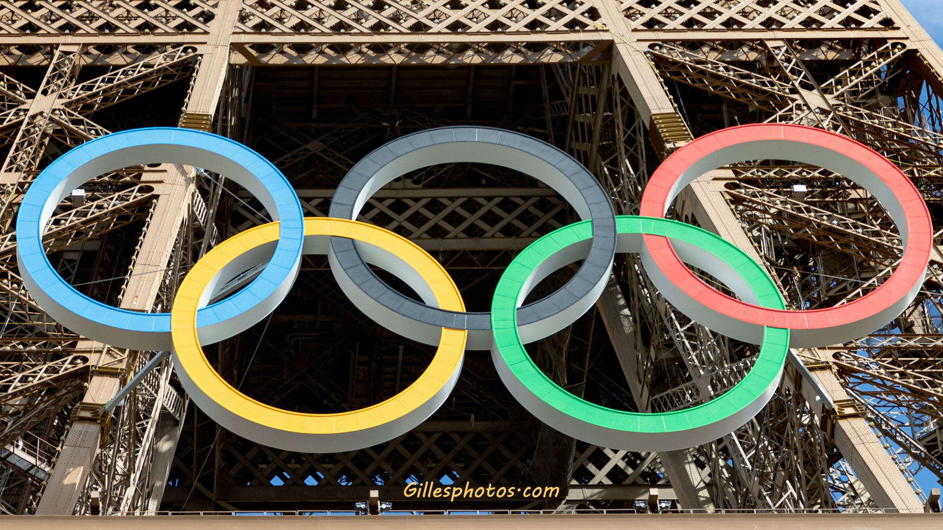 Juin 2024:Anneaux Olympique accrochés à la tour Eiffel