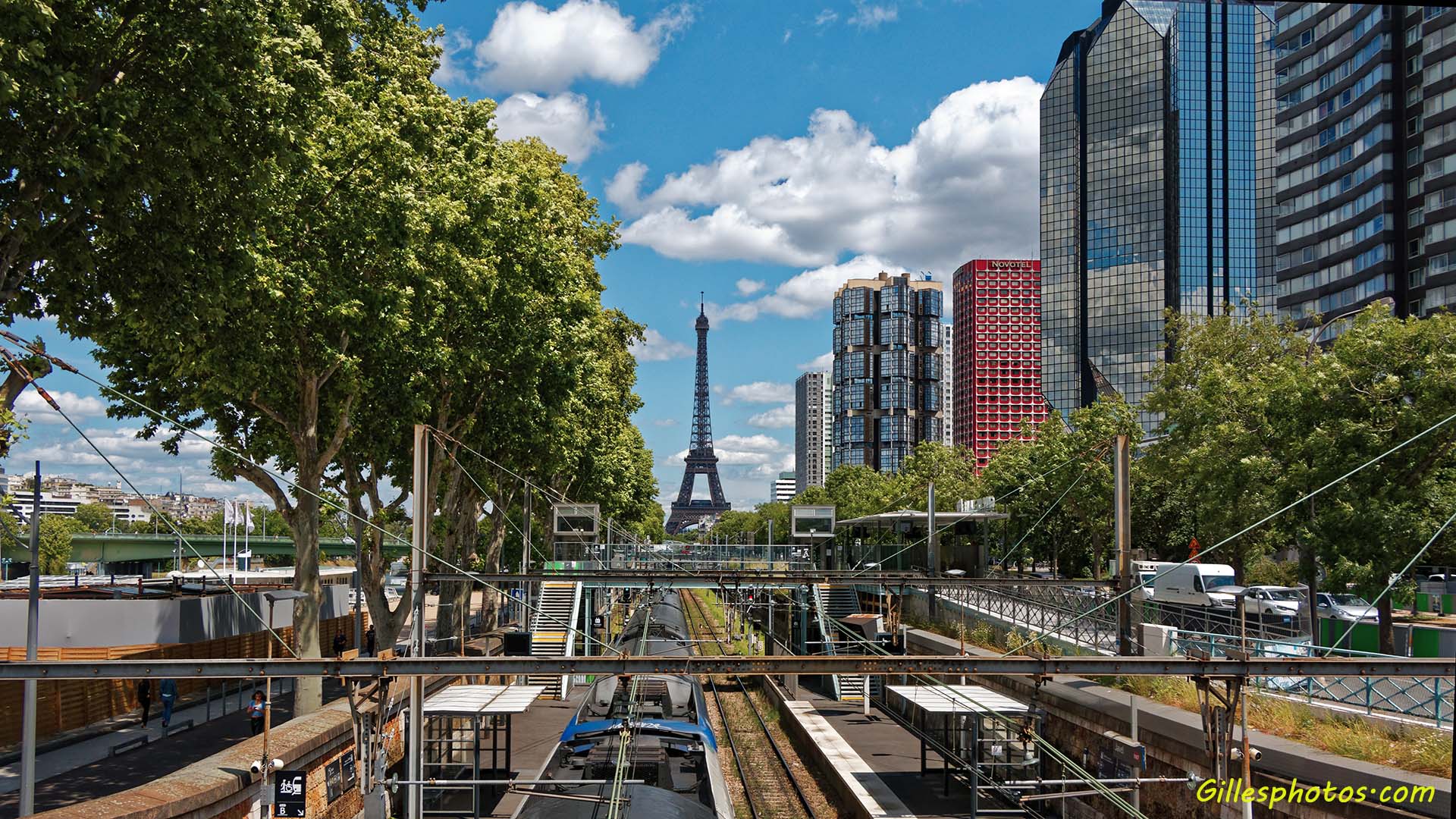Septembre 2020 : Gare de Beaugrenelle avec vue sur la Tour Eiffel